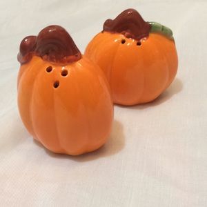 Vintage Kitchen - 2/$15 VTG Pumpkin Fall Salt & Pepper Shakers Vintage Kitchen - 2/$15 VTG Pumpkin Fall Salt & Pepper Shakers